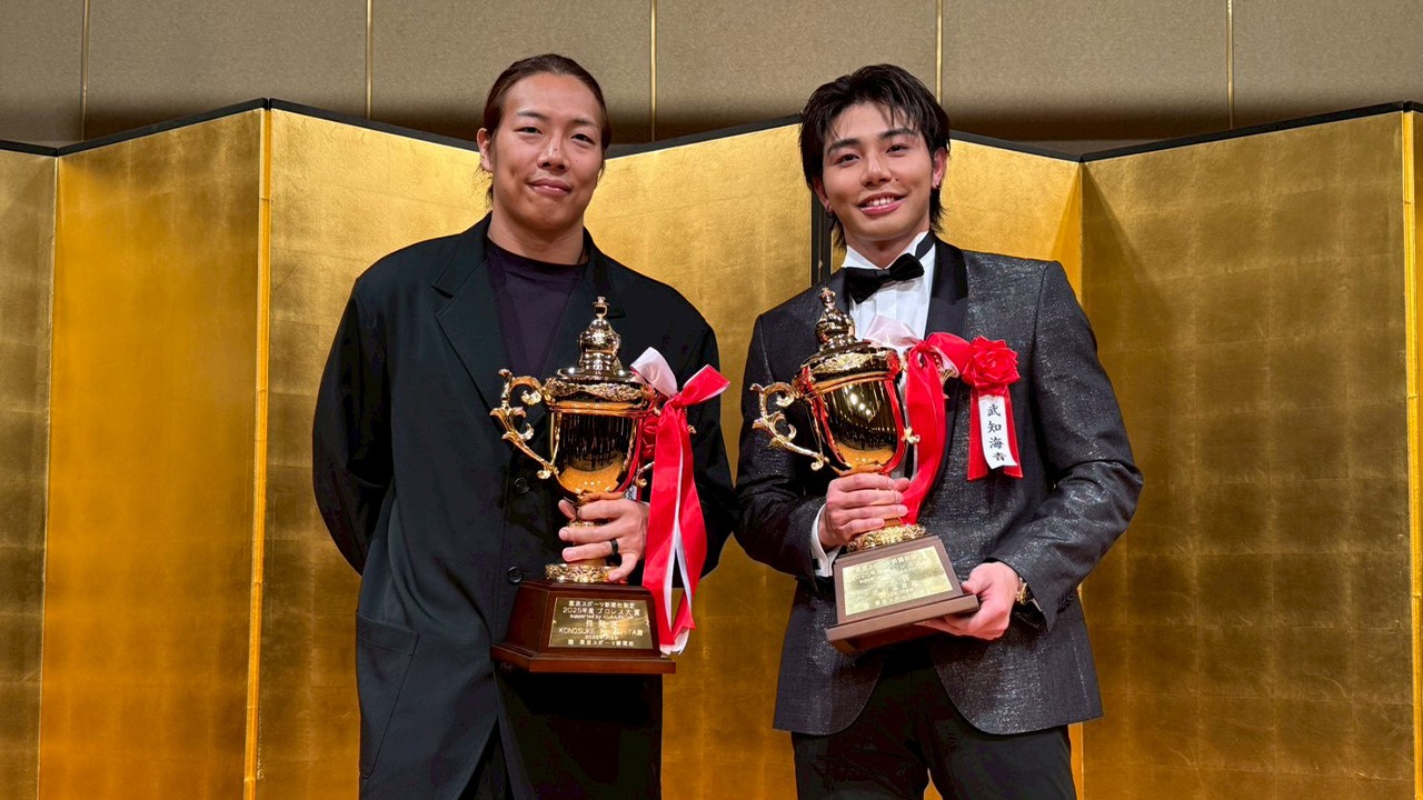 「東京スポーツ2025プロレス大賞」授賞式、殊勲賞・KONOSUKE TAKESHITA、新人賞・武知海青が喜びのスピーチ！「2026年は日本のプロレス界にもどんどん貢献していく」（TAKESHITA）「誠心誠意、この身が持つ限り、精一杯頑張りたい」（武知）