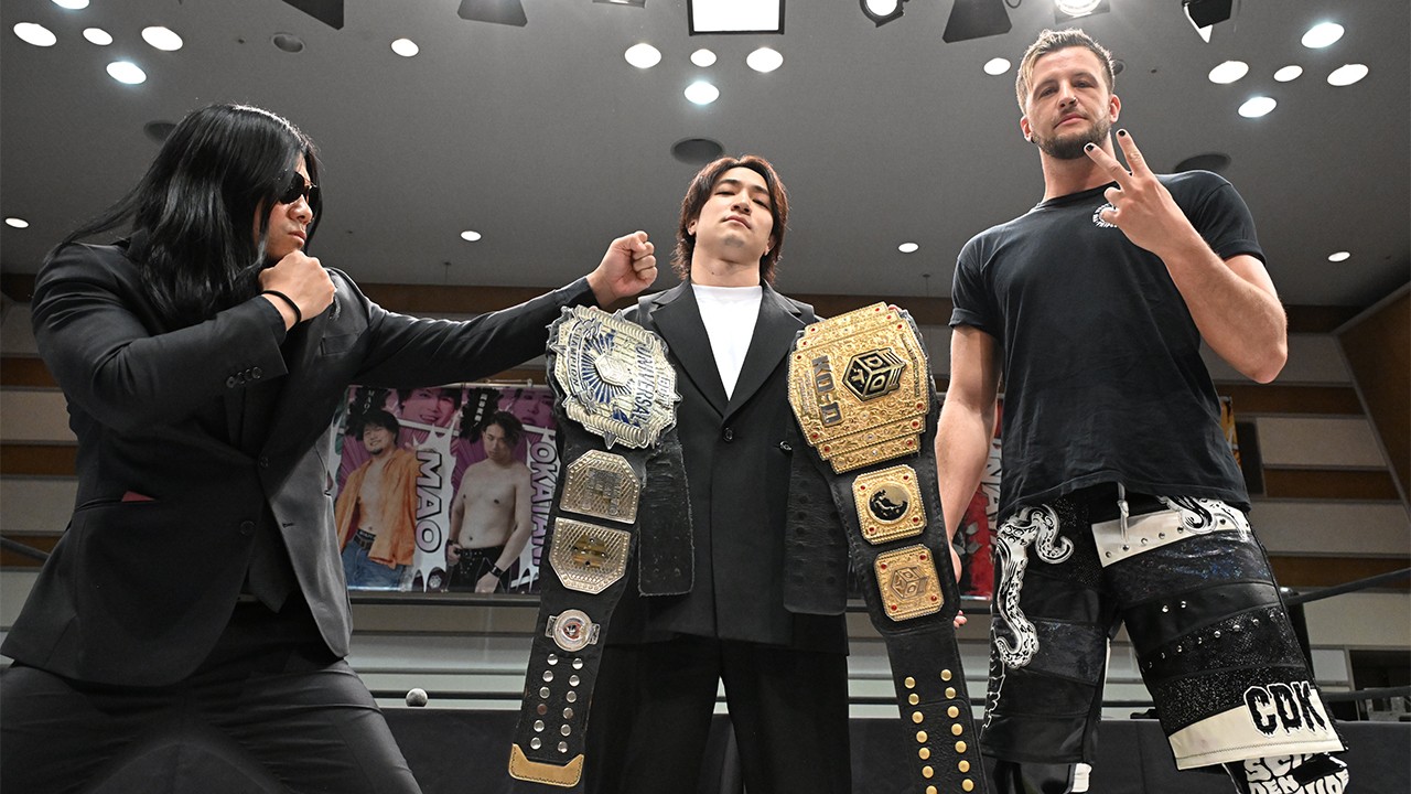 【公開調印式】1・25後楽園での無差別&UNIVERSAL変則3WAY戦に向け、上野が決意表明「僕が見せたいものを見せるために、進みたいものに行くために、2本ベルトを持って後楽園に行きたい」