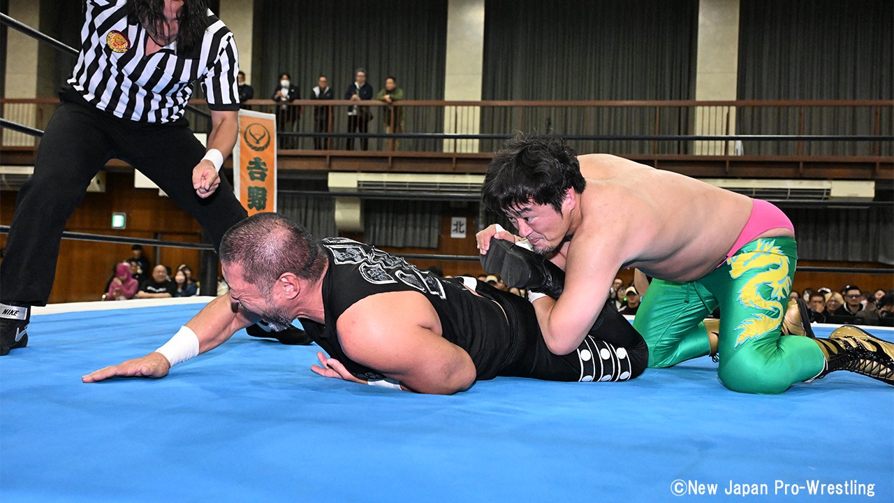 【試合リポート】新日本プロレス石狩大会にて、UNIVERSAL王者・田口隆祐がディック東郷を下し王座V3を達成！　明日10月18日DDT後楽園大会にて彰人とV4戦へ！